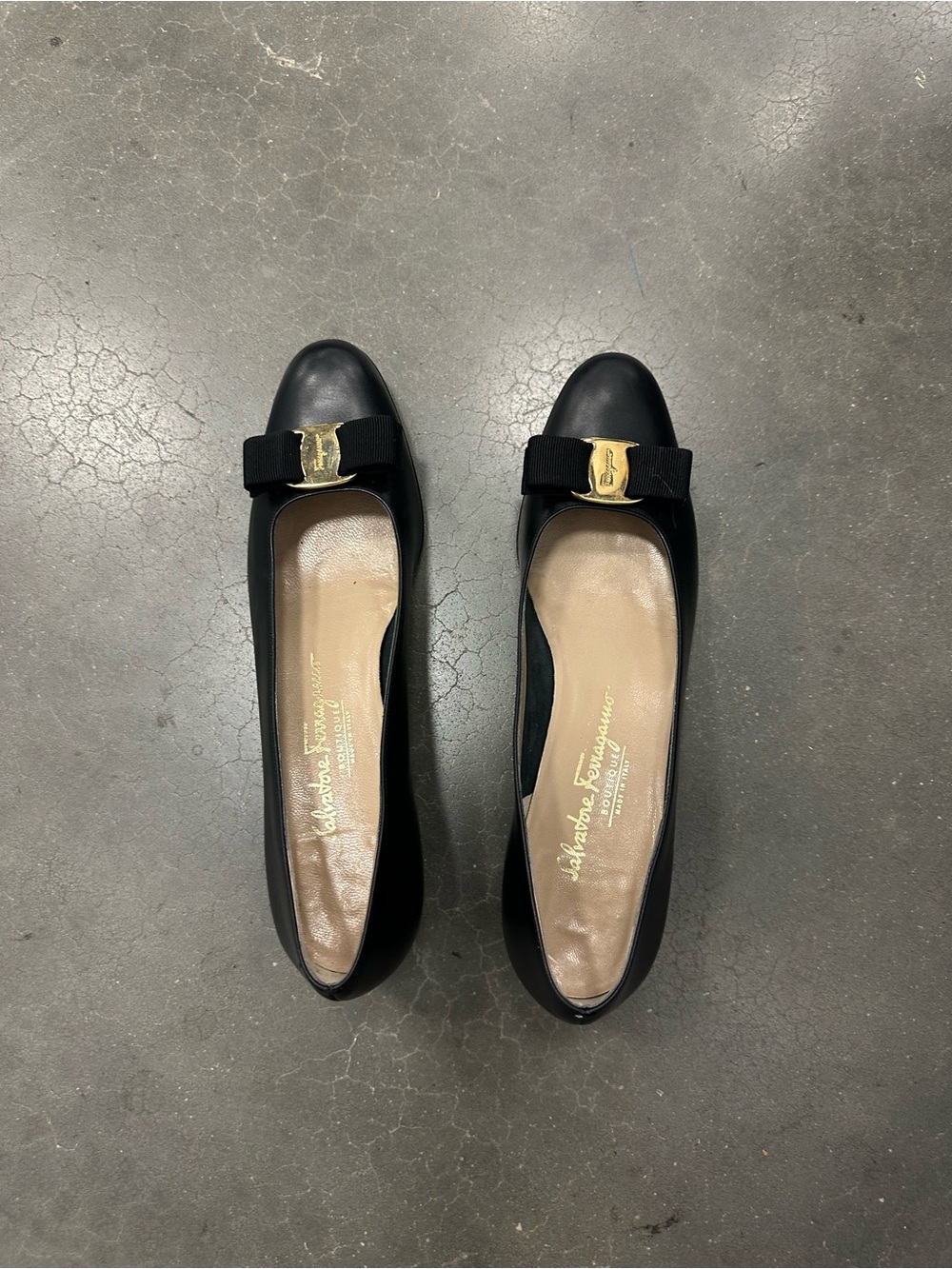 Salvatore Ferragamo Black Leather Vara Bow Flats with Gold Logo - Size 10 Narrow - Picture 2 of 6
